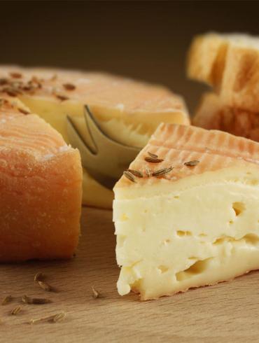 Traditionnel fromage de munster fermier au cumin
